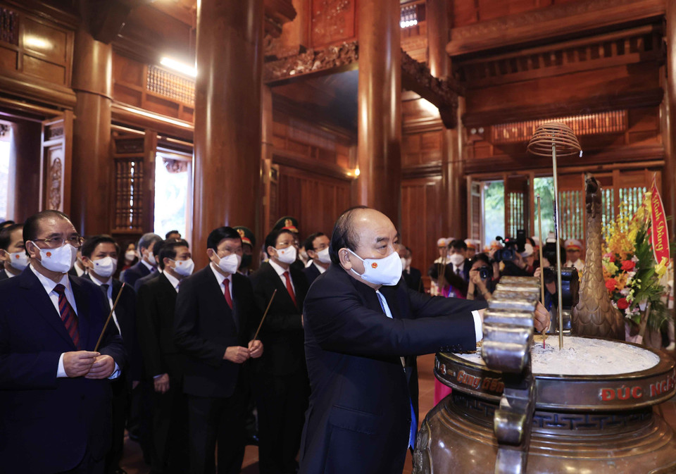 Chủ tịch nước Nguyễn Xuân Phúc cùng các lãnh đạo, nguyên Đảng, Nhà nước dâng hương tưởng nhớ Chủ tịch Hồ Chí Minh. (Ảnh: Thống Nhất/TTXVN)