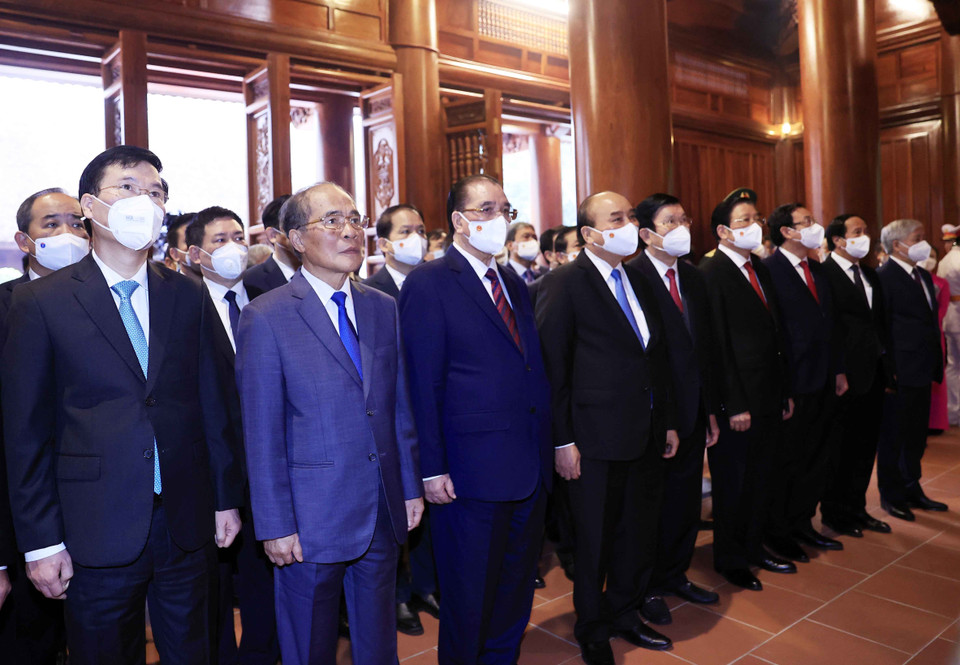 Chủ tịch nước Nguyễn Xuân Phúc cùng các lãnh đạo, nguyên Đảng, Nhà nước tưởng nhớ Chủ tịch Hồ Chí Minh. (Ảnh: Thống Nhất/TTXVN)