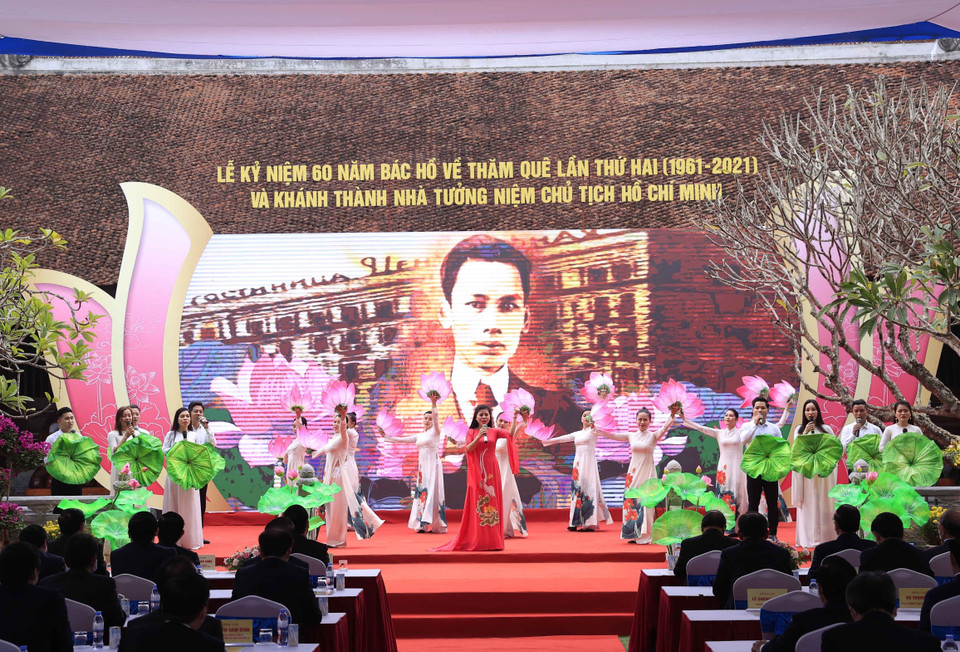 Biểu diễn văn nghệ tại buổi lễ. (Ảnh: Thống Nhất/TTXVN)