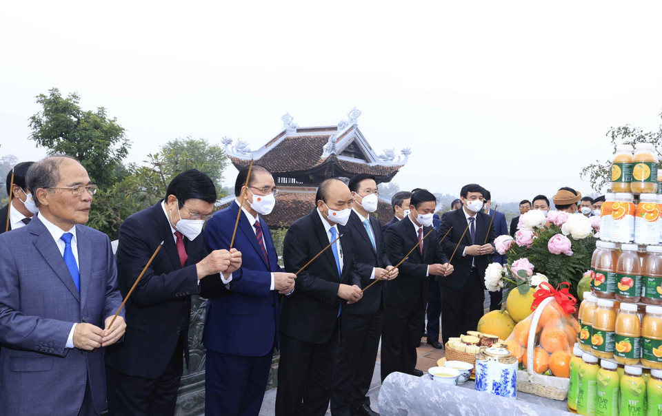 Chủ tịch nước Nguyễn Xuân Phúc, các lãnh đạo, nguyên Đảng, Nhà nước đến dâng hương, hoa tại Đền Trung Sơn - Đền thờ gia tiên Chủ tịch Hồ Chí Minh. (Ảnh: Thống Nhất/TTXVN)
