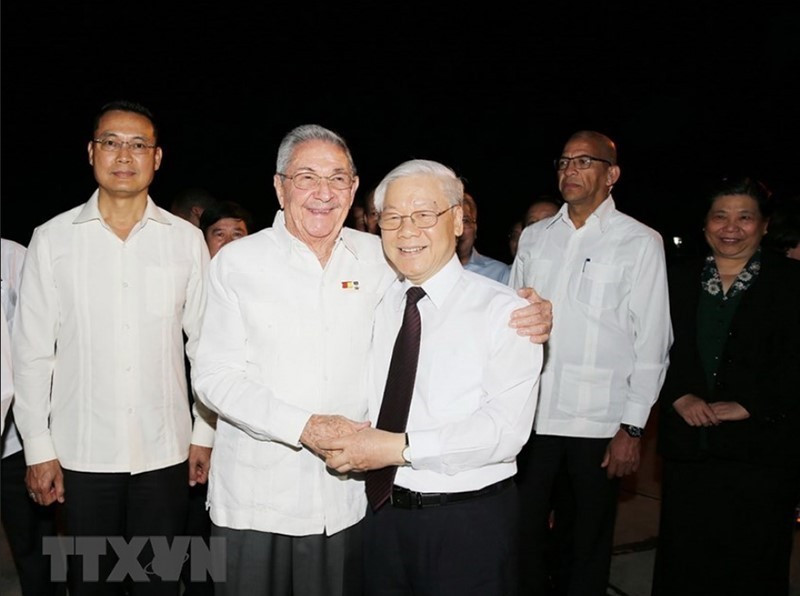 Bí thư thứ nhất Ban Chấp hành Trung ương Đảng Cộng sản Cuba, Chủ tịch Hội đồng Nhà nước và Hội đồng Bộ trưởng Cuba Raul Castro Ruz ra sân bay tiễn Tổng Bí thư Nguyễn Phú Trọng rời thành phố Santiago de Cuba, kết thúc chuyến thăm cấp Nhà nước Cuba (30/3/2018). (Ảnh: Trí Dũng/TTXVN)