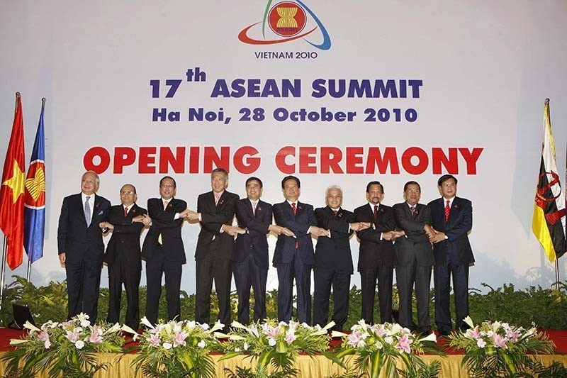 Việt Nam đăng cai Hội nghị Cấp cao ASEAN XVI và XVII tại thủ đô Hà Nội (10/2010). Đây là năm Việt Nam đảm nhận vai trò Chủ tịch ASEAN và kỷ niệm 15 năm gia nhập. (Ảnh: Đức Tám/TTXVN)