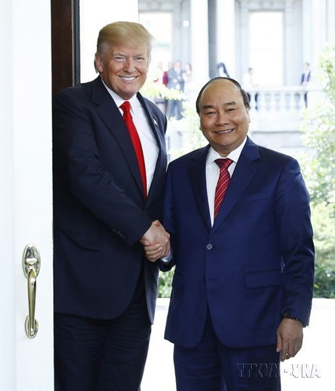 Tổng thống Donald Trump đón Thủ tướng Nguyễn Xuân Phúc tại Nhà Trắng ở Thủ đô Washington D.C, ngày 31/5/2017, trong chuyến thăm chính thức Hoa Kỳ từ 29-31/5/2017. (Ảnh: Thống Nhất/TTXVN)