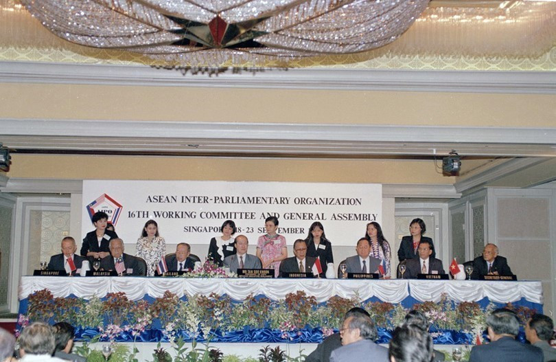 Sáng 19/9/1995, Lễ kết nạp Quốc hội Việt Nam vào Tổ chức Liên nghị viện ASEAN (AIPO) và Lễ ký văn kiện chính thức xác nhận Quốc hội Việt Nam là thành viên AIPO được tổ chức tại phiên khai mạc kỳ họp AIPO-16 ở Singapore. (Ảnh: Xuân Tuân/TTXVN)