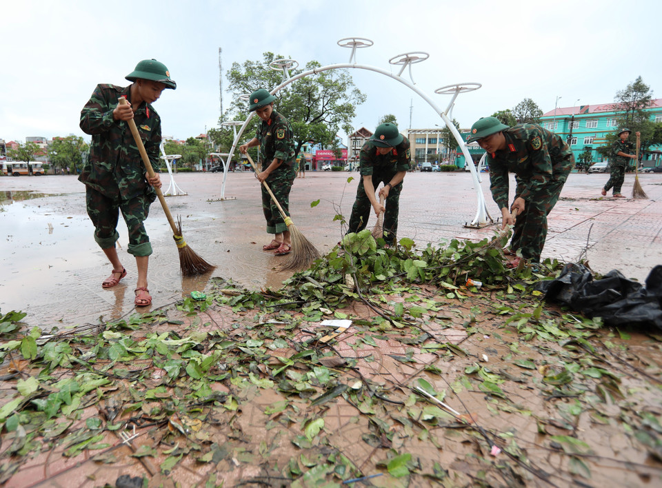 Cán bộ, chiến sỹ Sư đoàn 325 dọn dẹp môi trường tại thị trấn Chũ, huyện Lục Ngạn. (Ảnh: Danh Lam/TTXVN)