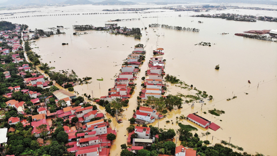 Nước lũ ảnh hưởng trực tiếp đến 7/7 thôn của xã với 525/1347 hộ bị ngập, 67 hộ phải di dời. (Ảnh: Danh Lam/TTXVN)