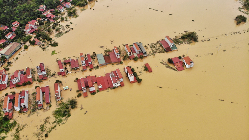 Đường vào xã Trí Yên đã ngập sâu. (Ảnh: Danh Lam/TTXVN)