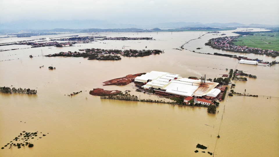 Đường vào xã Trí Yên đã ngập sâu. (Ảnh: Danh Lam/TTXVN)