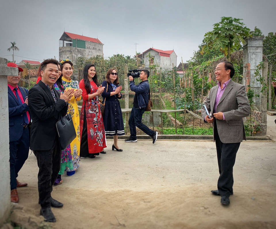 Đại diện Quỹ Nhân ái – Áo dài Phu nhân toàn châu Âu và các Đại sứ Nhân ái có mặt tại thôn Cầu Đào, xã Nhân Thắng, huyện Gia Bình, tỉnh Bắc Ninh sáng ngày 13/2. (Ảnh: Xuân Mai/Vietnam+)