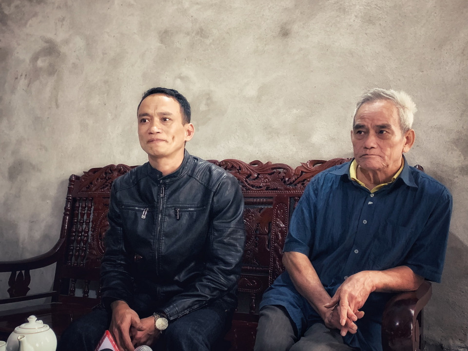 Cụ ông Nguyễn Kim Tế và con trai cả trong ngày chính thức nhận ngôi Nhà Nhân ái. (Ảnh: Xuân Mai/Vietnam+)