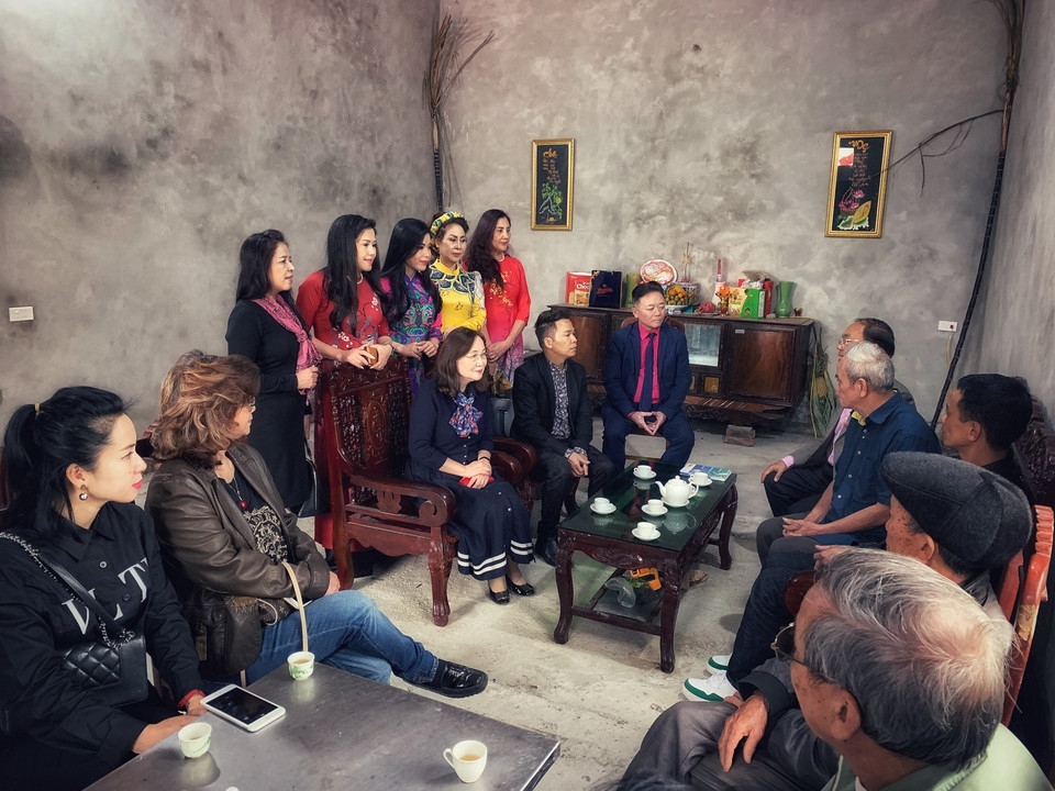 Buổi gặp gỡ ấm cúng giữa gia đình cụ Đặng Thị Cư và các đại diện Quỹ Nhân ái. (Ảnh: Xuân Mai/Vietnam+)