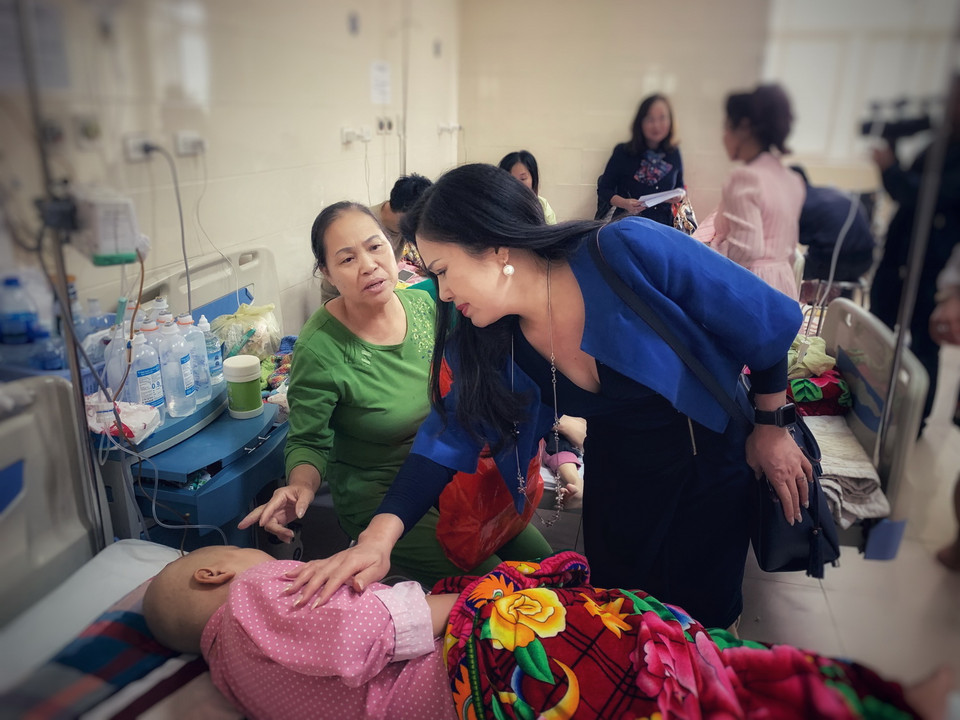 350 phần quà bao gồm tiền mặt và tặng phẩm đã đến tay các bệnh nhi ung thư có hoàn cảnh đặc biệt khó khăn đang điều trị tại Bệnh viện K Tân Triều, Viện Huyết học-Truyền máu Trung ương và Bệnh viện Việt-Đức. (Ảnh: Xuân Mai/Vietnam+)