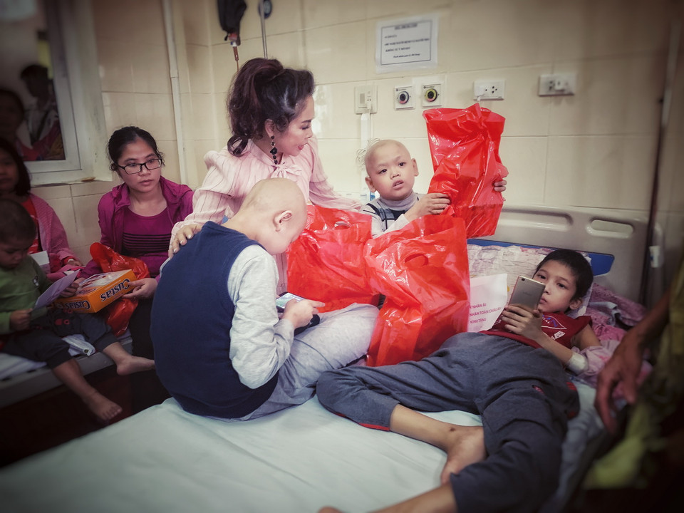 Các bệnh nhi này đã phải đón Tết trong bệnh viện. (Ảnh: Xuân Mai/Vietnam+)