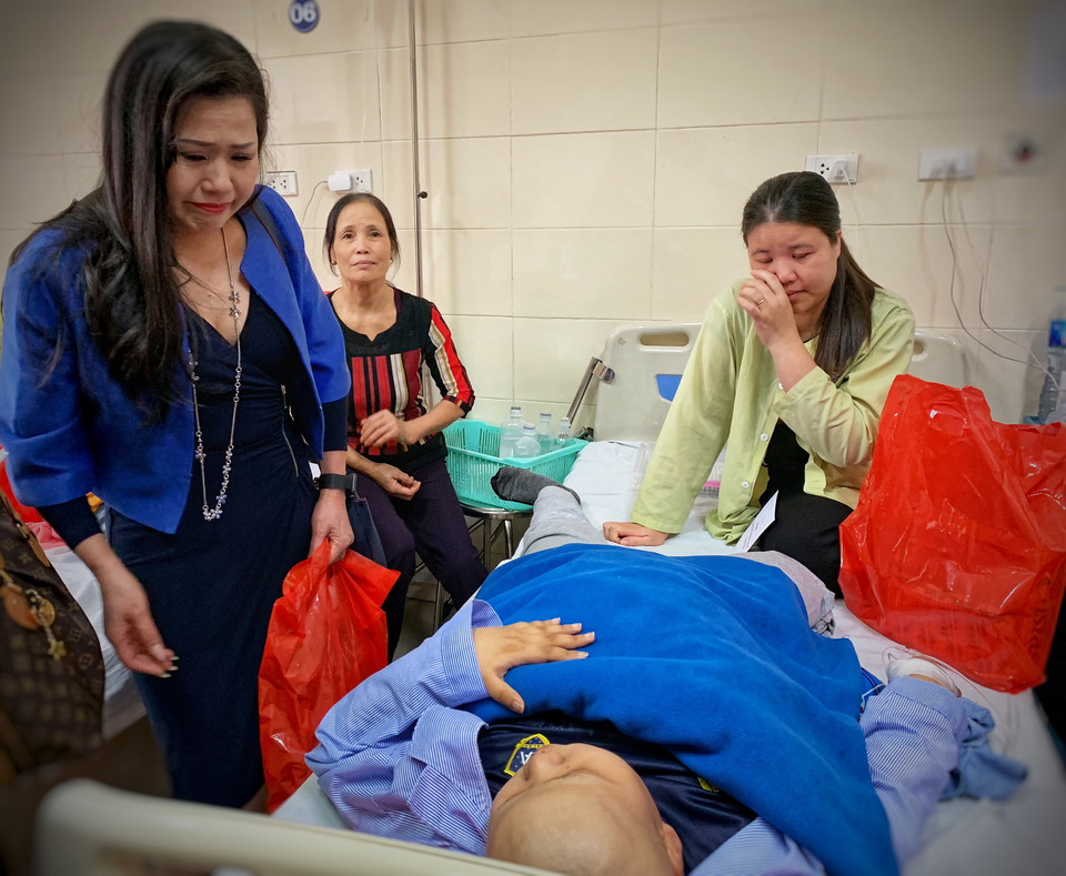 Đại sứ Nhân ái Nguyễn Tuyết Hạnh (Praha, Séc) vô cùng xúc động khi biết hoàn cảnh của các bệnh nhi ung thư ở Bệnh Viện K Tân Triều. (Ảnh: Xuân Mai/Vietnam+)