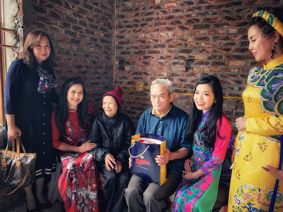 Vợ chồng cụ Đặng Thị Cư vui mừng đón nhận món quà ý nghĩa từ các Đại sứ Nhân ái dịp đầu Xuân mới. (Ảnh: Xuân Mai/Vietnam+)