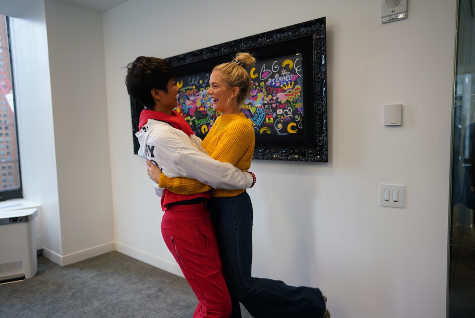 hoa hậu H’Hen Niê vô cùng hào hứng khi được gặp lại cô bạn Sarah Rose Summer – Hoa hậu Mỹ 2018, Top 20 Miss Universe 2018. Ảnh: Nguyễn Tuấn Khôi/Vietnam+)