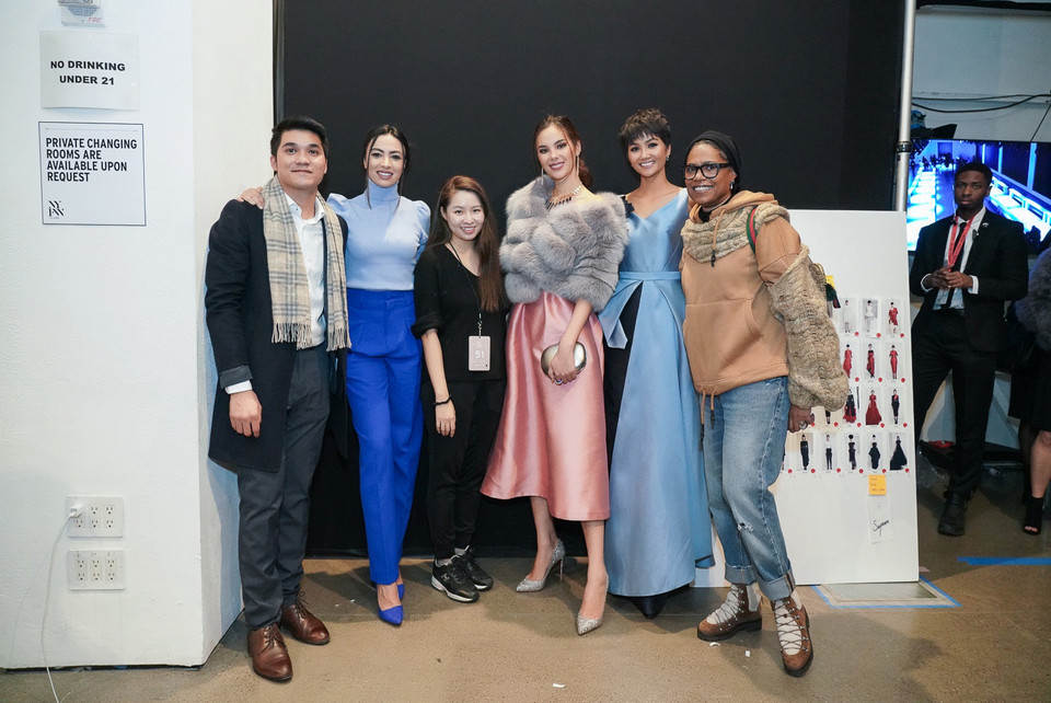 Do yêu thích đồ của Phương My (thứ ba từ trái qua) nên cả hai đã vào hậu trường, chụp ảnh cùng nhà thiết kế này. (Ảnh: Nguyễn Tuấn Khôi/Vietnam+)