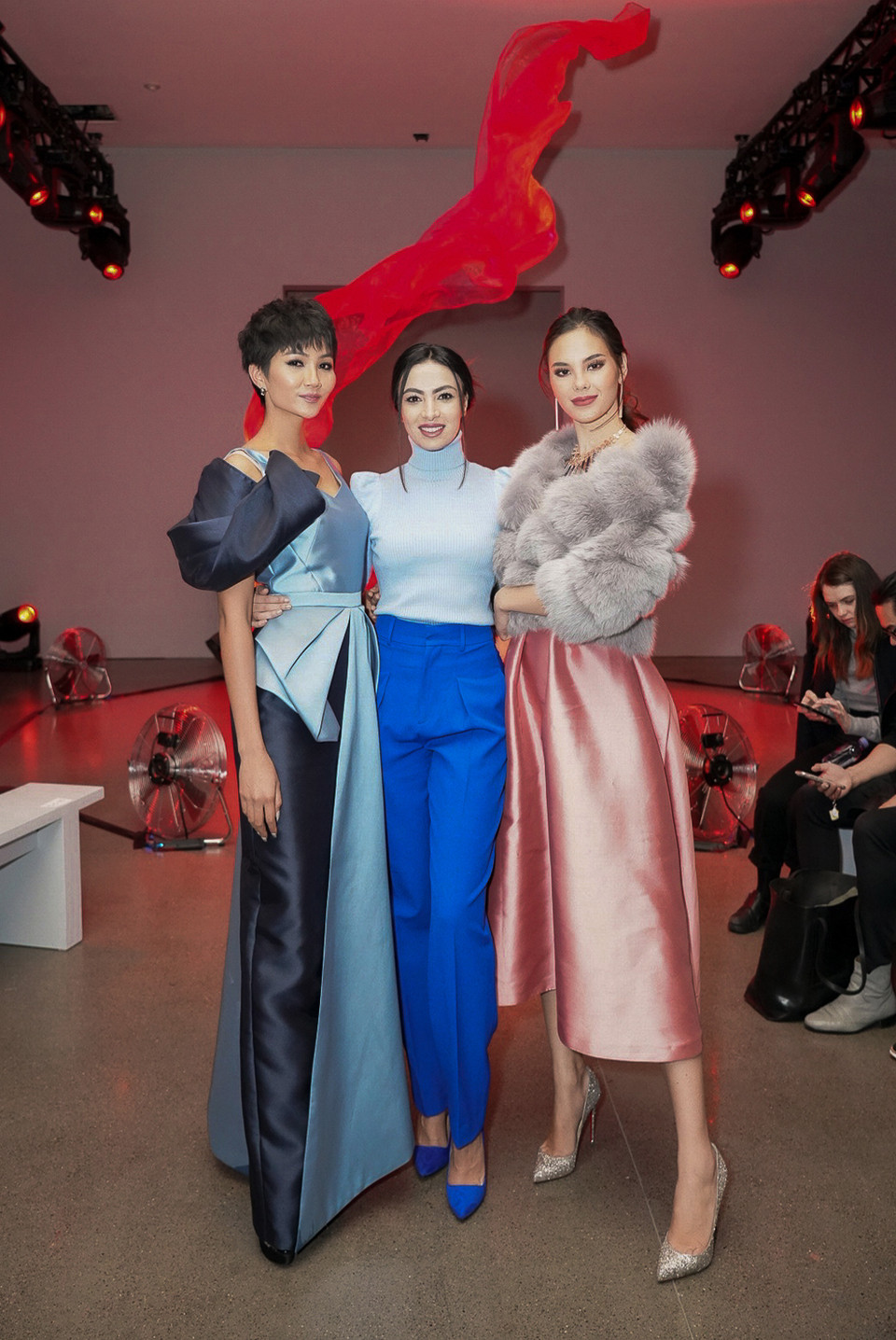 Diện trang phục với chất liệu bóng, nhũ sang trọng và tinh tế của nhà thiết kế Phương My, H’Hen Niê chọn tông make up theo phong cách cá tính, hiện đại và thiên về fashion. (Ảnh: Nguyễn Tuấn Khôi/Vietnam+)