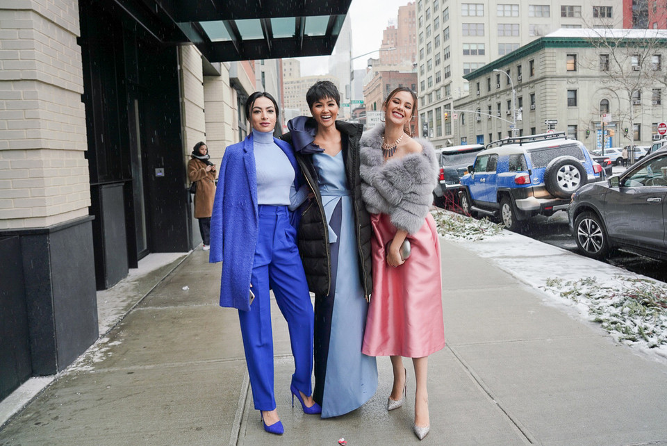 Hai người đẹp còn có màn 'trình diễn đường phố' với cựu Hoa hậu New York 2015 Iman Oubou (diện trang phục xanh). (Ảnh: Nguyễn Tuấn Khôi/Vietnam+)