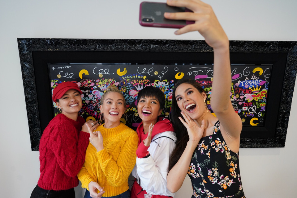 Khoảnh khắc hội ngộ của dàn người đẹp Miss Universe. (Ảnh: Nguyễn Tuấn Khôi/Vietnam+)