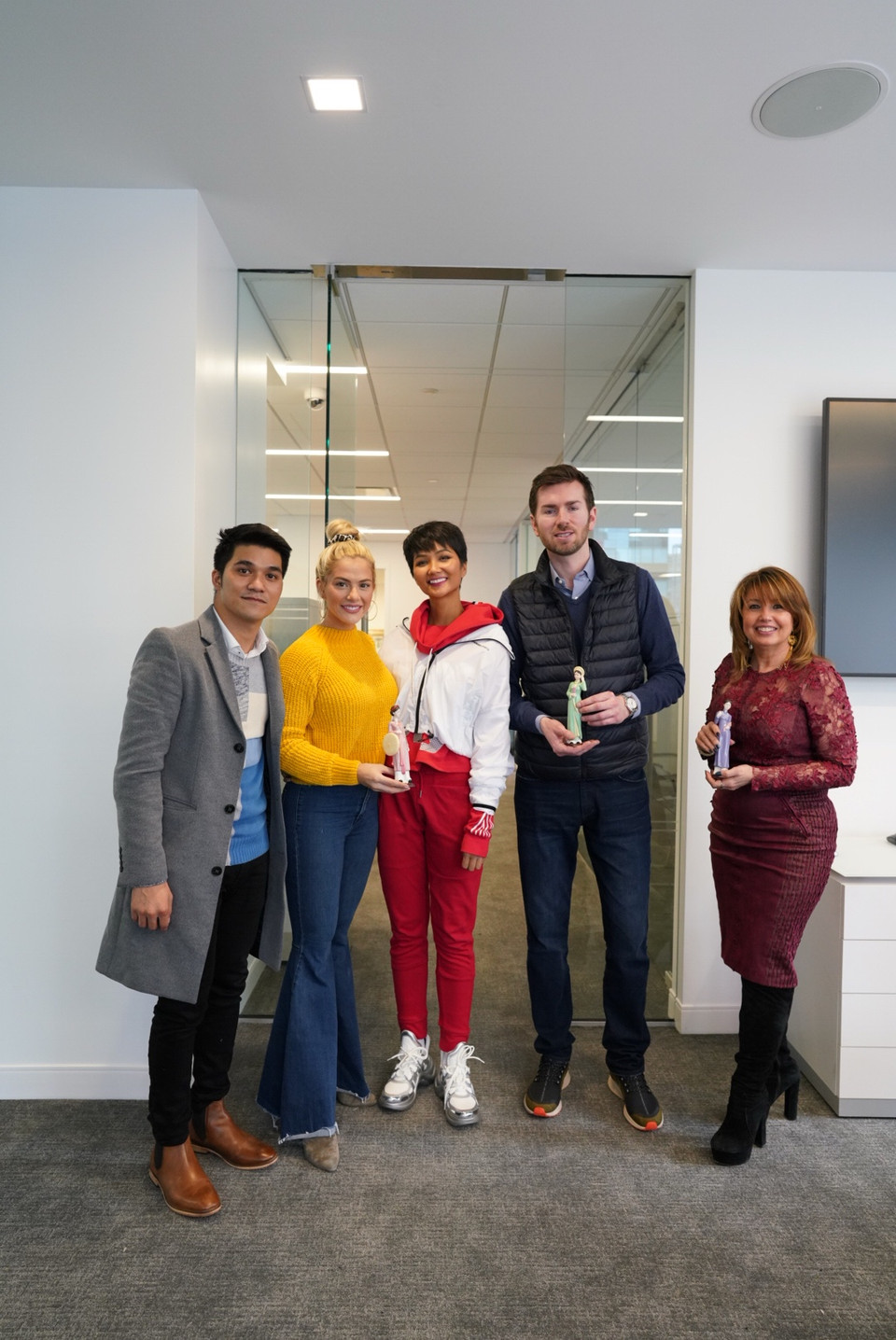 H'Hen Niê tặng quà Việt Nam cho những người bạn ở văn phòng Miss Universe. (Ảnh: Nguyễn Tuấn Khôi/Vietnam+)