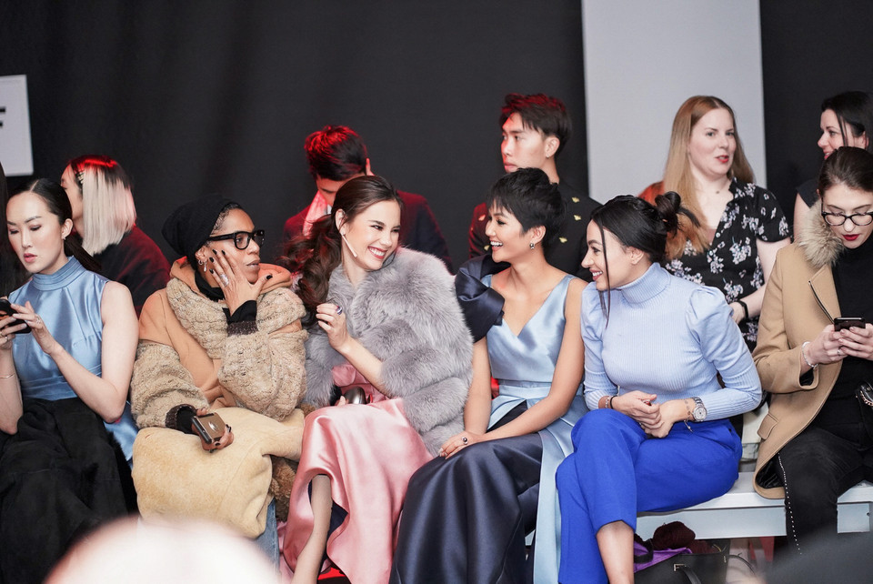 Gặp lại Top 5 Miss Universe sau gần 2 tháng kết thúc cuộc thi, nữ giám khảo Iman Oubou dành nhiều lời khen cho H’Hen Niê. (Ảnh: Nguyễn Tuấn Khôi/Vietnam+)