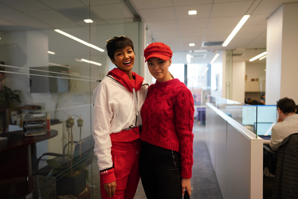 H'Hen Niê và Demi Peters – Miss Universe 2017. (Ảnh: Nguyễn Tuấn Khôi/Vietnam+)