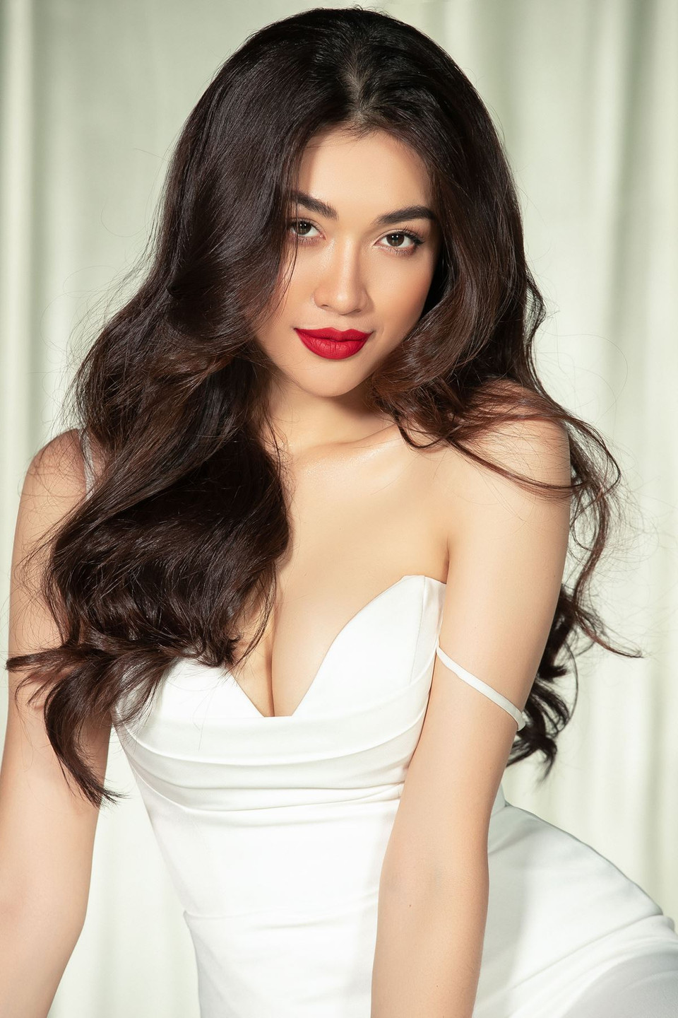 Á hậu Lệ Hằng ngày càng gợi cảm. (Ảnh: CTV/Vietnam+)