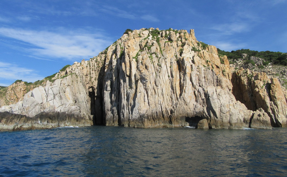 Những dãy núi đá vôi muôn hình vạn trạng chạy dọc bờ vịnh tạo nên bức tường chắn sóng gió với biển cả mênh mông. (Ảnh: Nguyễn Thành/TTXVN)