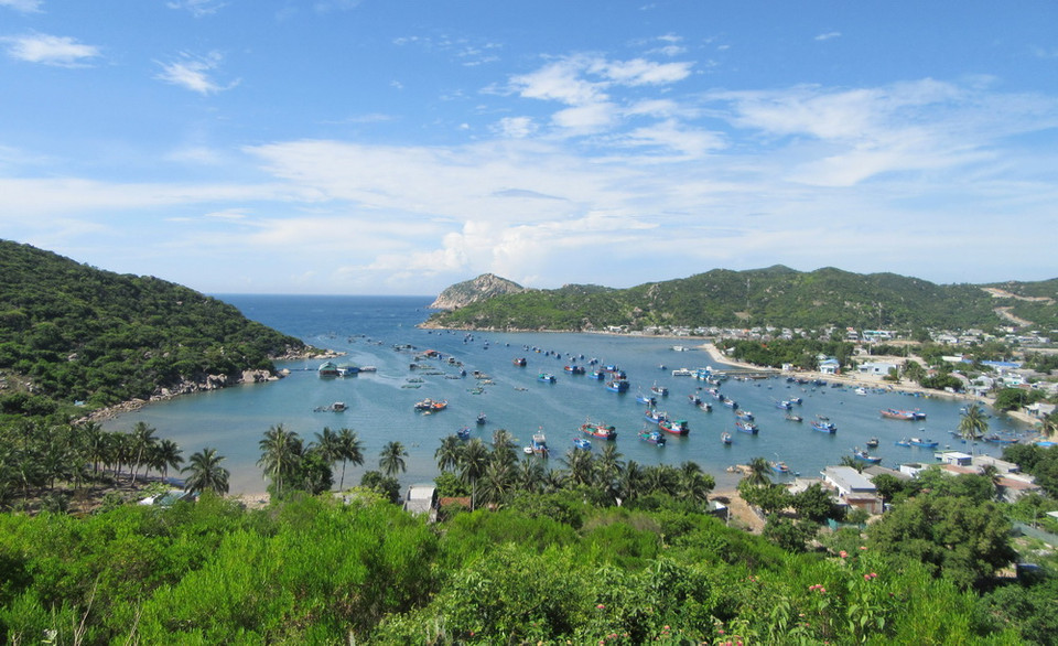 Phong cảnh vịnh Vĩnh Hy. (Ảnh: Nguyễn Thành/TTXVN)