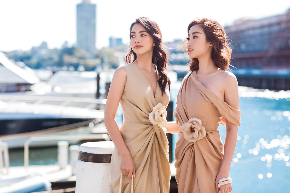 Hai người đẹp tuy sở hữu hai sắc thái và vẻ đẹp kiêu sa khác nhau, nhưng khi đứng cạnh nhau lại được một tổng thể hòa hợp khiến bầu trời Sydney dường như trở nên lộng lẫy hơn. (Ảnh: Huy Nguyễn/Vietnam+)