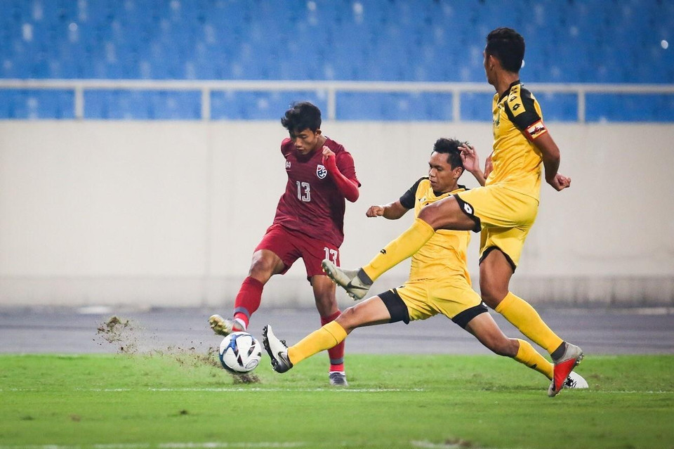 Một tình huống truy cản quyết liệt của các hậu vệ bên phía Brunei trước pha xuống dốc bóng dọc biên của cầu thủ độ Thái Lan. (Ảnh: Trọng Đạt/TTXVN)