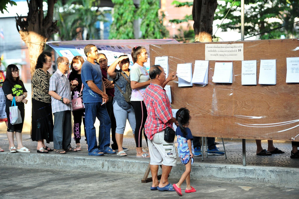 Cử tri xếp hàng chờ bỏ phiếu tại một điểm bầu cử ở Bangkok, Thái Lan, ngày 24/3/2019. (Ảnh: THX/TTXVN)