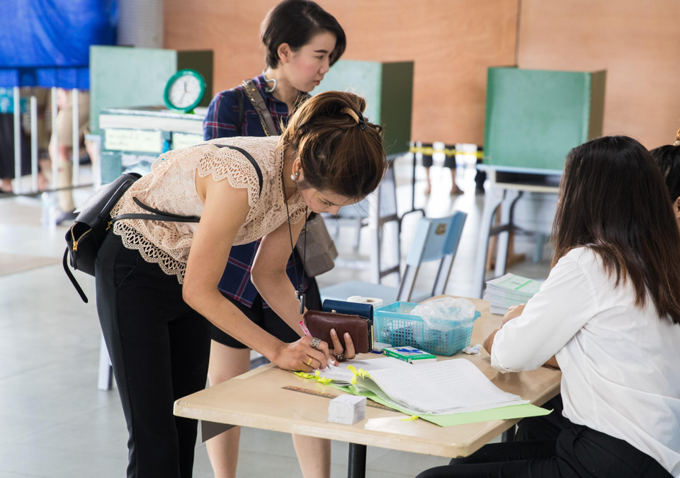 Hoạt động kiểm phiếu đã bắt đầu ngay sau khi 92.320 điểm bỏ phiếu trên toàn Thái Lan đóng cửa vào lúc 5 giờ chiều (giờ địa phương). (Nguồn: THX/TTXVN)