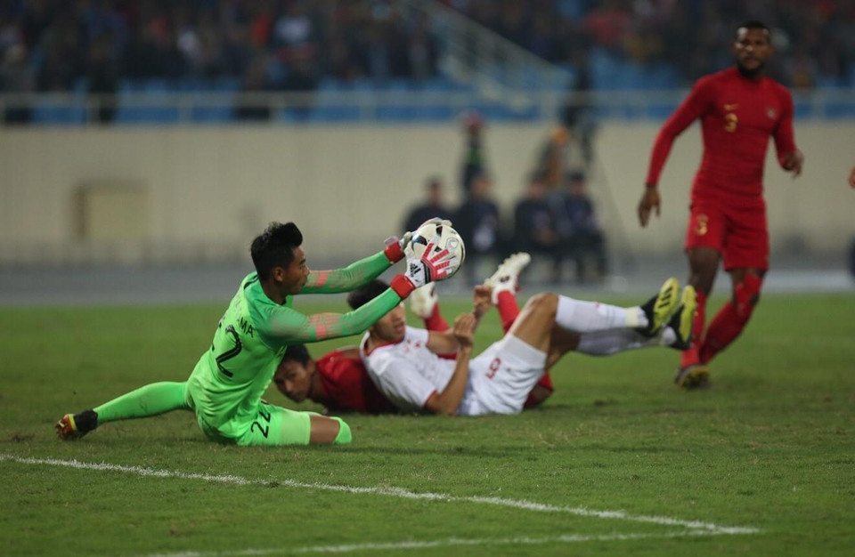 Pha băng ra bắt bóng thành công của thủ môn Indonesia. (Ảnh: Trọng Đạt/TTXVN)