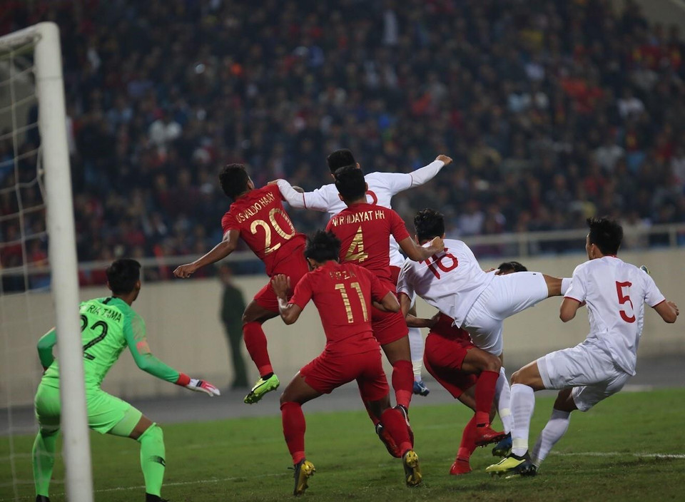 Một tình huống áp sát khung thành Indonesia của các cầu thủ U23 Việt Nam. (Ảnh: Trọng Đạt/TTXVN)