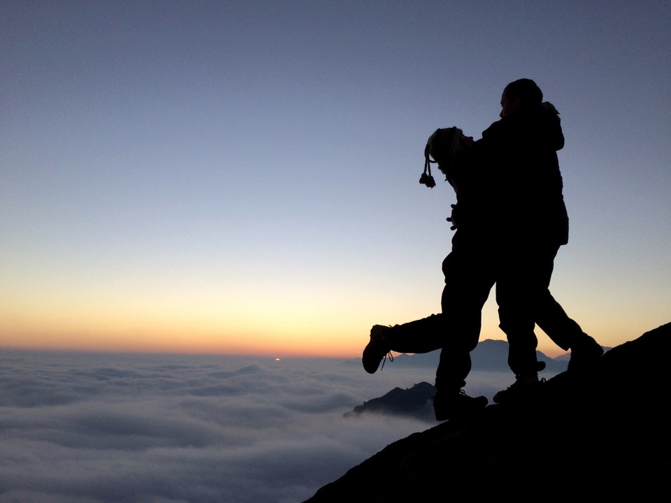 Đôi trẻ này đã 'phượt' từ Thành phố Hồ Chí Minh lên tới đây chỉ để trao cho nhau một nụ hôn trước bình minh trên đỉnh núi. (Ảnh: Mai Mai/Vietnam+)