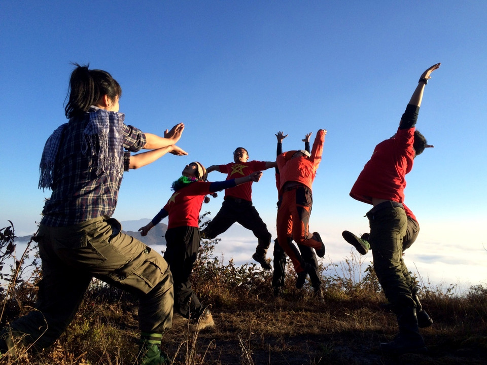 Khi các bạn trẻ phấn khích trước bức tranh thiên nhiên tuyệt mỹ. (Ảnh: Mai Mai/Vietnam+)