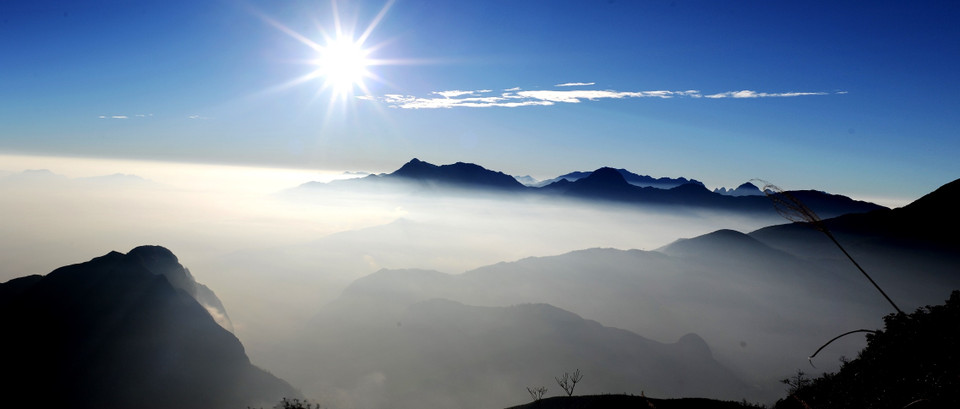 Hơn 7 giờ sáng, khi mặt trời đã nhô cao, nền trời vàng đã được biến màu xanh ngắt. (Ảnh: Mai Mai/Vietnam+)