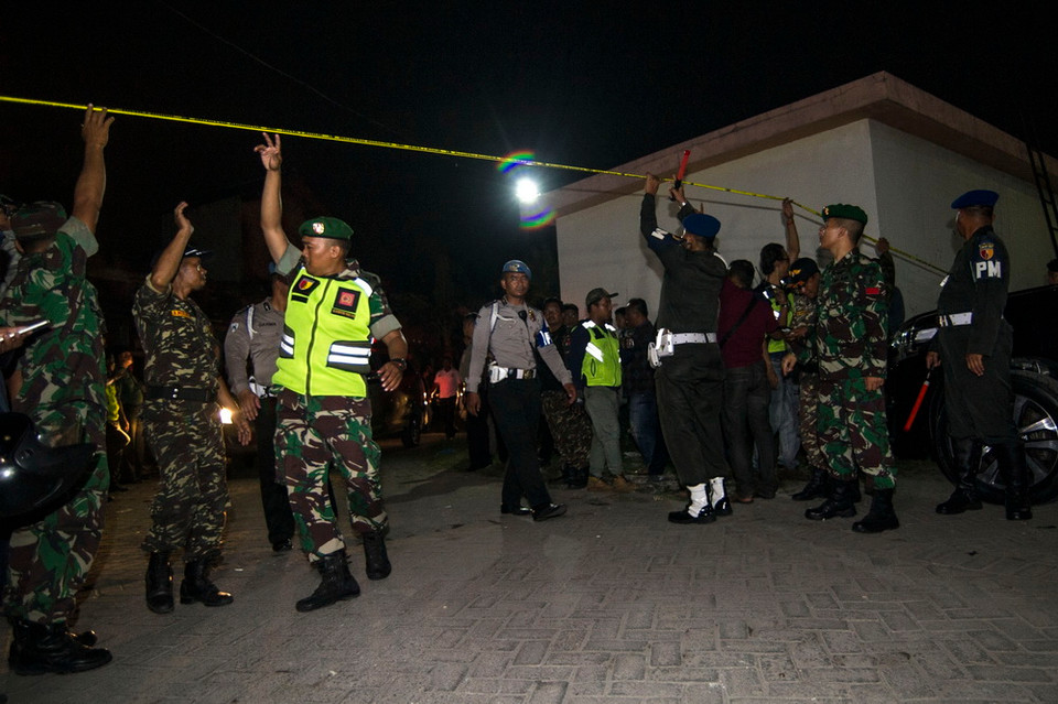 Cảnh sát và binh sỹ Indonesia làm nhiệm cụ tại hiện trường vụ nổ bom ở Đông Java tối 13/5. (Nguồn: AFP/TTXVN)