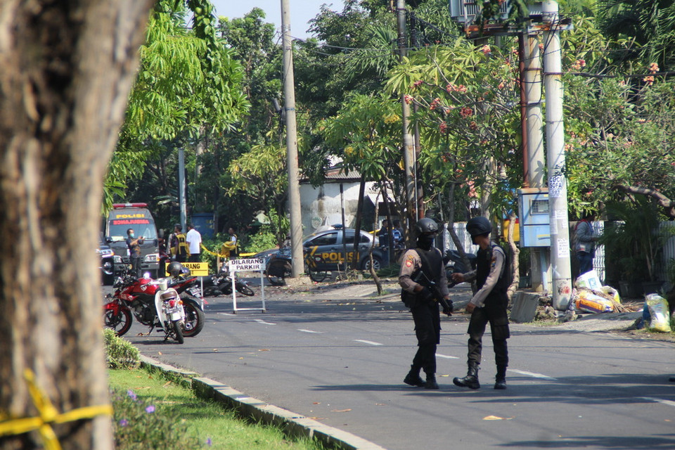 Cảnh sát gác tại hiện trường vụ nổ bom ở Surabaya, Đông Java, Indonesia ngày 13/5. (Nguồn: THX/TTXVN)