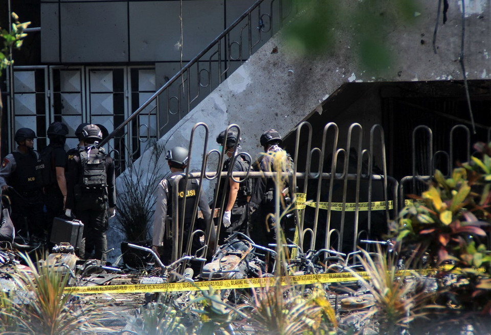 Cảnh sát gác tại hiện trường vụ nổ bom ở Surabaya, Đông Java, Indonesia ngày 13/5. (Nguồn: THX/TTXVN)