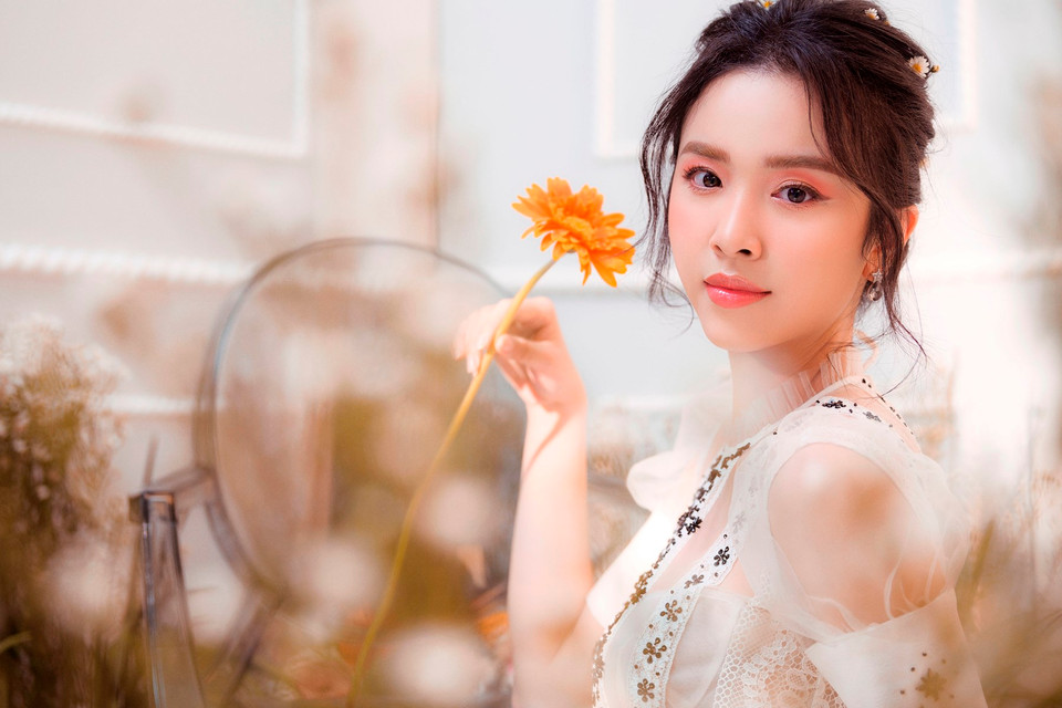 Tuy nhiên, cô thấy mình khá có duyên với công việc của một người mẫu ảnh. (Ảnh: Mon Trần/Vietnam+)