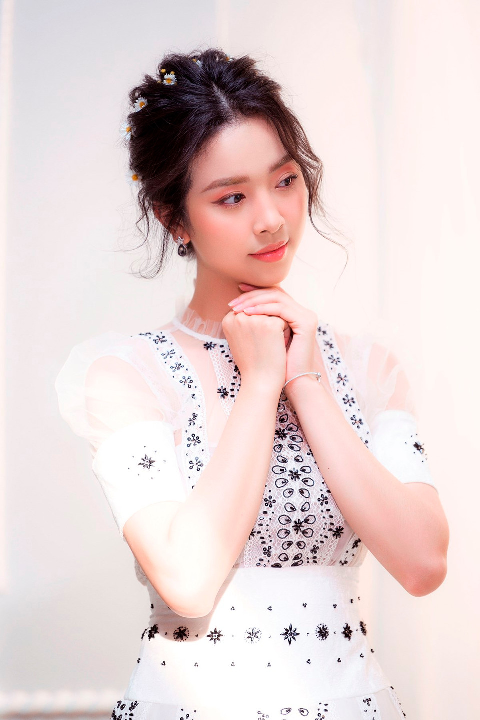 Qua mỗi shoot hình Thúy An lại thể hiện được thần thái ngọt ngào và xinh đẹp của mình. (Ảnh: Mon Trần/Vietnam+)