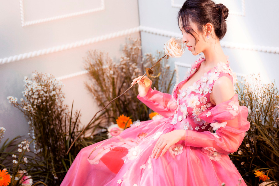 ... nàng Á hậu thả dáng bên hoa, e ấp khoe nét đẹp ‘chim sa cá lặn’ của mình. (Ảnh: Mon Trần/Vietnam+)