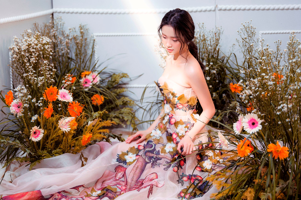 Đặc biệt, tuần qua Thúy An còn có chuyến về Bạc Liêu thăm bé Ngọc Ánh – cô bé trong dự án thiện nguyện ‘Nụ cười trẻ thơ’ mà Thúy An tham gia. (Ảnh: Mon Trần/Vietnam+)