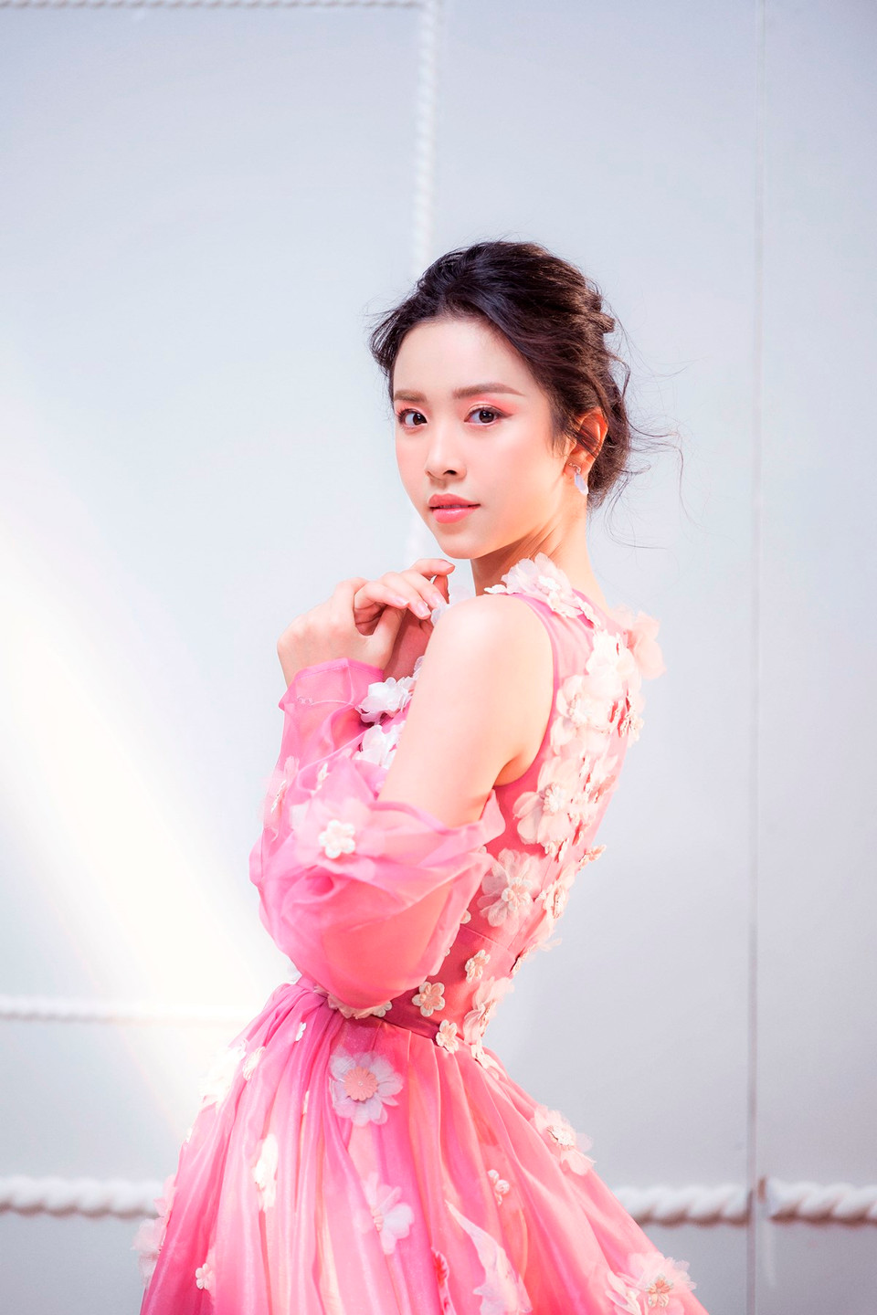 Ngay sau đó, cô lại tiếp tục khiến khá giả bất ngờ trước vẻ đẹp mong manh trong bộ hình mới này.(Ảnh: Mon Trần/Vietnam+)