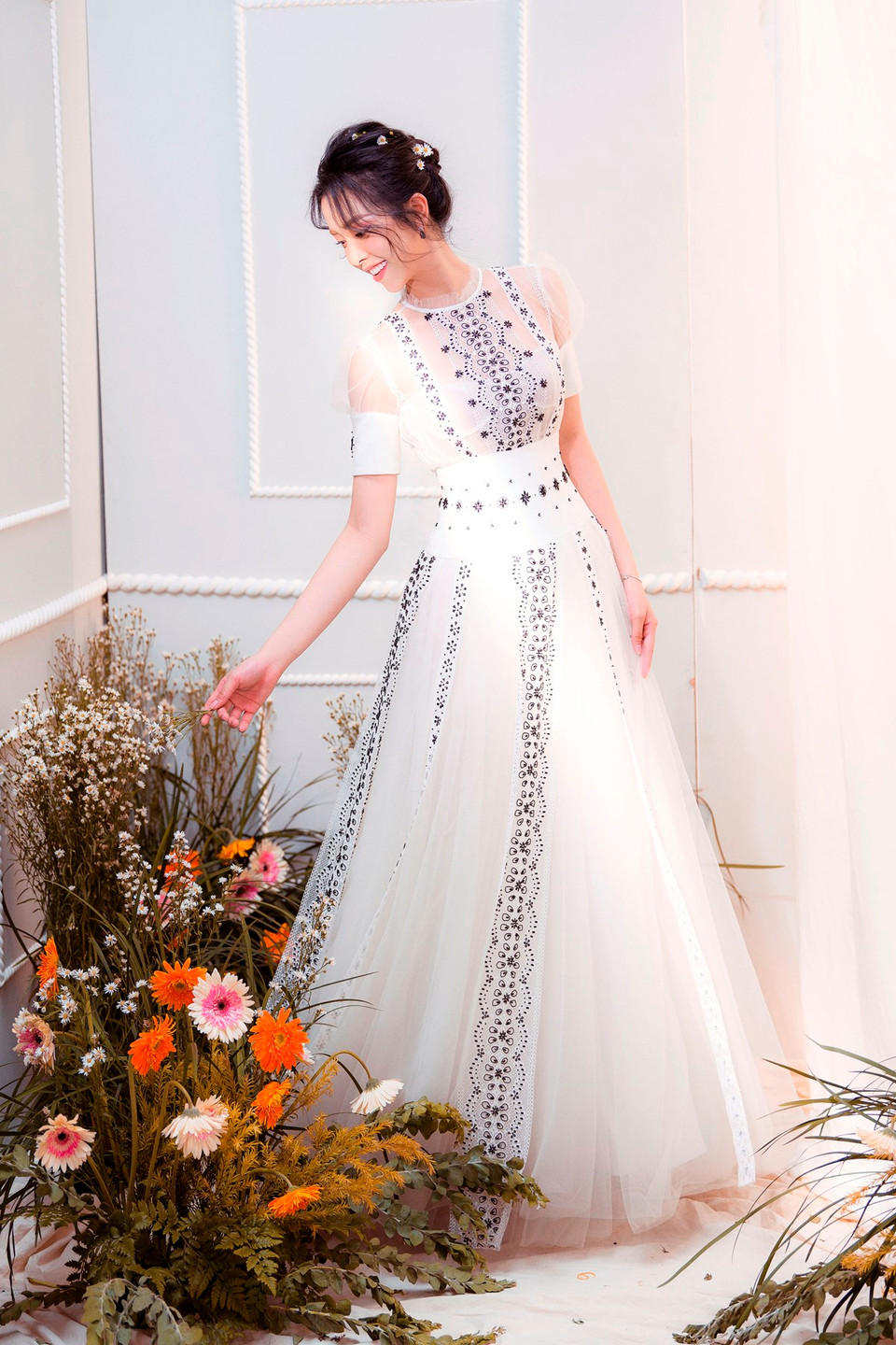 Với vóc dáng thanh mảnh, cùng làn da trắng sứ, Thúy An dễ dàng truyền tải được ý đồ của bộ trang phục cô khoác lên. (Ảnh: Mon Trần/Vietnam+)