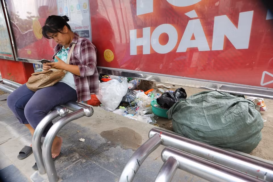 Người dân Thủ đô phải sống chung với rác thải và phế liệu. Đây cũng là một trong những nguyên nhân gây ô nhiễm. (Ảnh: Thành Đạt/TTXVN)
