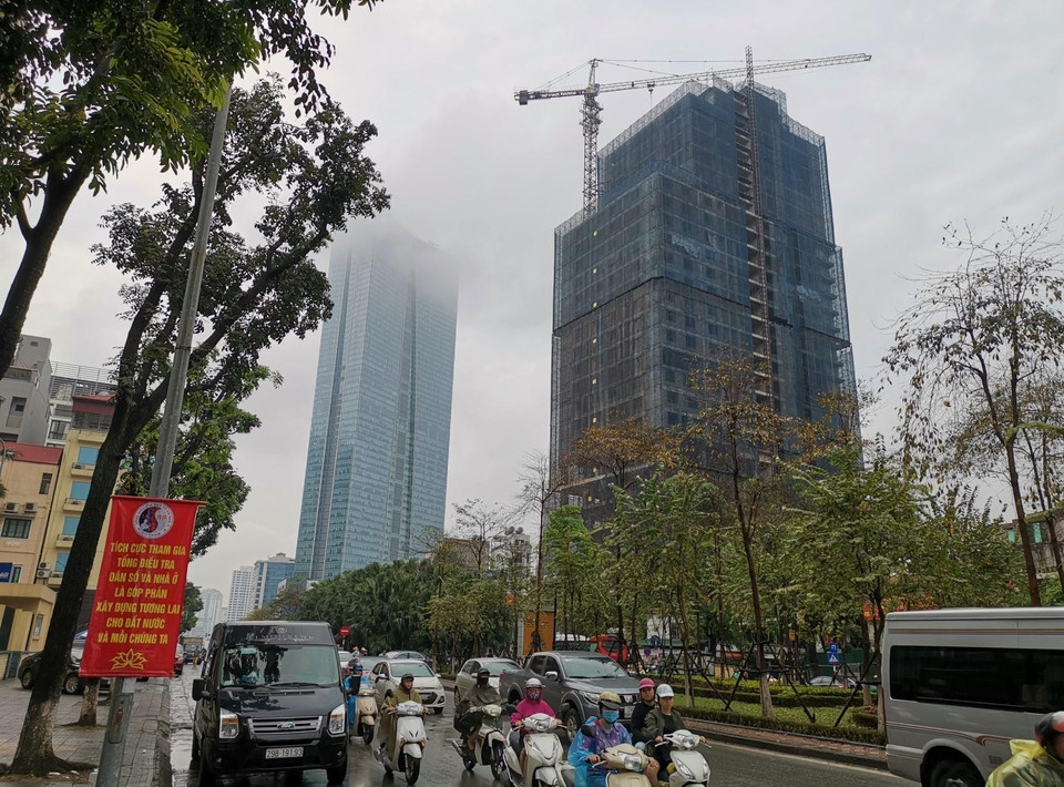 Các công trình đang xây dựng phát sinh bụi. (Ảnh: Thành Đạt/TTXVN)